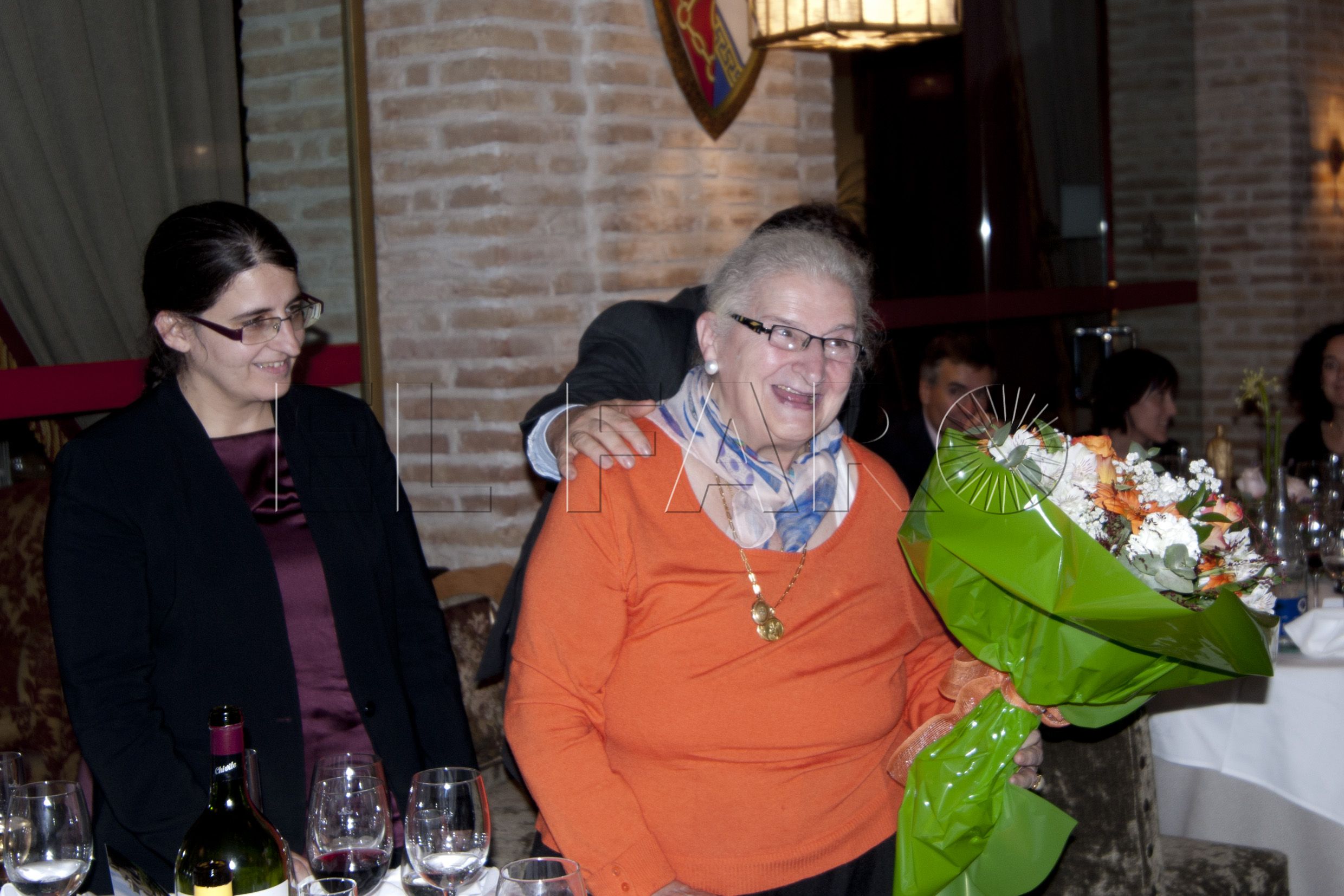 A.ALBERTO GALDONA  
F:21-10-2016
L:OLITE
P:UN RAMO PARA LA MADRE DE CARMEN PIUDO
T:ENTREGA PREMIOS TEOBALDO DE PERIODISMO