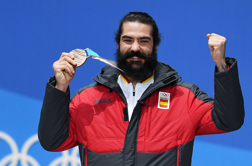Daegwallyeong-myeon (Korea, Republic Of), 15/02/2018.- Bronze medal winner Regino Hernandez of Spain during the medal ceremony for the men's Snowboard Cross event during the PyeongChang 2018 Olympic Games, South Korea, 15 February 2018. (España, Corea del Sur) EFE/EPA/VASSIL DONEV