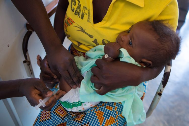 Campanya de vacunació a Moçambic, en el marc de l'Aliança Empresarial per a la Vacunació Infantil entre la Fundació Bancària "la Caixa" i Gavi the Vaccine Alliance.

Gavi, the Vaccine Alliance és la primera aliança mundial públic-privada que lluita contra la mortalitat infantil. El seu objectiu és salvar la vida del nens i nenes i protegir la salut de la població.

L'Institut de Salut Global de Barcelona - ISGlobal se suma, com a col·laborador estratègic, a lAliança Empresarial per a la Vacunació Infantil.