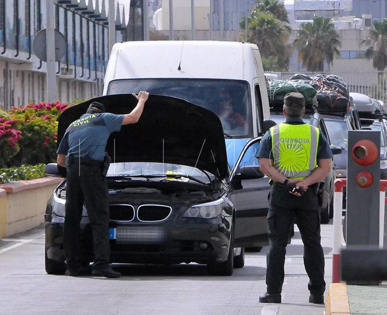 Le piden 8 aÃ±os y multa de 6.750 euros por arrastrar a un guardia civil con su coche