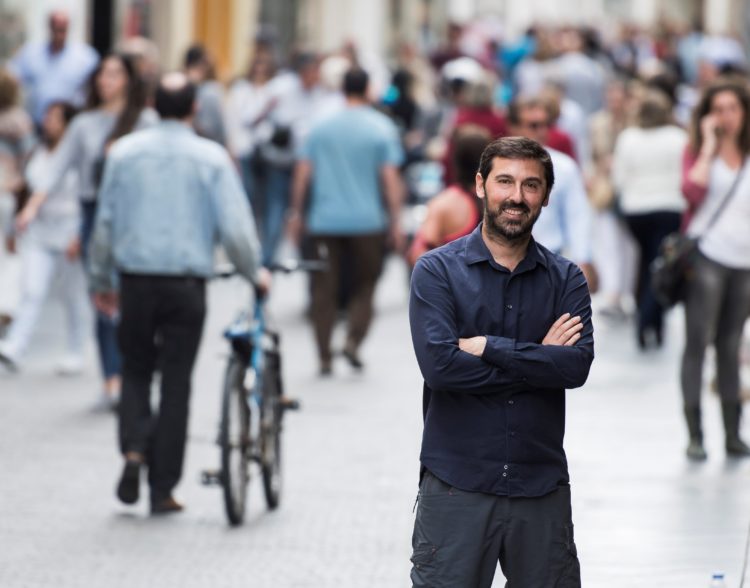 GRAF7395. SEVILLA, 10/06/2018.- El periodista y editor Daniel Pinilla ha dicho a Efe que "debatir sobre lo español es un deporte de riesgo" con motivo de la publicación de su libro "Expaña", para escribir el cual ha recorrido el país, desde la 'Ruta del bakalao' al Monasterio de Yuste", desde la valla de Ceuta a Finisterre. EFE/Raúl Caro