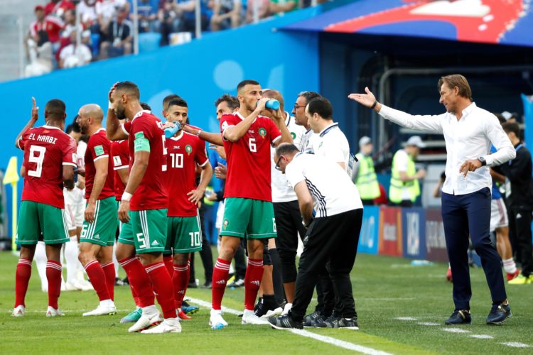 MUN03-33. SAN PETERSBURGO (RUSIA), 15/06/2018.- El técnico de la selección de fútbol de Marruecos, el francés Hervé Renard (d), da instrucciones a sus jugadores durante el partido Marruecos-Irán.