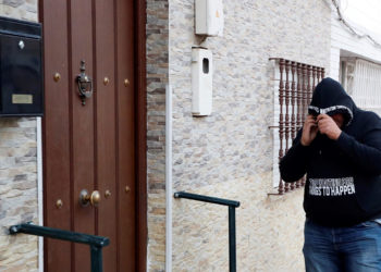 GRAF5886. SEVILLA, 23/06/2018.- Vivienda del barrio sevillano de Amate donde reside José Ángel Prenda, uno de los cinco integrantes de 'La Manada' condenado a nueve años de cárcel por abusar sexualmente de una joven madrileña de 18 años en Pamplona durante los Sanfermines de 2016. Los integrantes de 'La Manada' se encuentran desde ayer en libertad provisional bajo fianza de 6.000 euros, una decisión frente a la que han anunciado recurso la Fiscalía y las acusaciones populares. EFE/ José Manuel Vidal