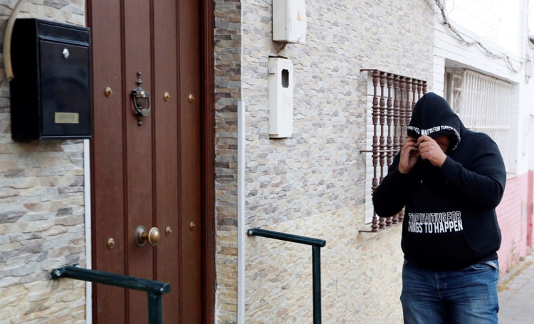 GRAF5886. SEVILLA, 23/06/2018.- Vivienda del barrio sevillano de Amate donde reside José Ángel Prenda, uno de los cinco integrantes de 'La Manada' condenado a nueve años de cárcel por abusar sexualmente de una joven madrileña de 18 años en Pamplona durante los Sanfermines de 2016. Los integrantes de 'La Manada' se encuentran desde ayer en libertad provisional bajo fianza de 6.000 euros, una decisión frente a la que han anunciado recurso la Fiscalía y las acusaciones populares. EFE/ José Manuel Vidal
