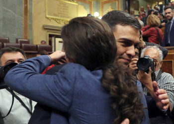 -FOTODELDIA- GRAF995. MADRID (ESPAÑA), 01/06/2018.- El secretario general del PSOE Pedro Sánchez, saluda al líder de Podemos Pablo Iglesias, en el hemiciclo del Congreso tras el debate de la moción de censura presentada por su partido. EFE/J.J. Guillén