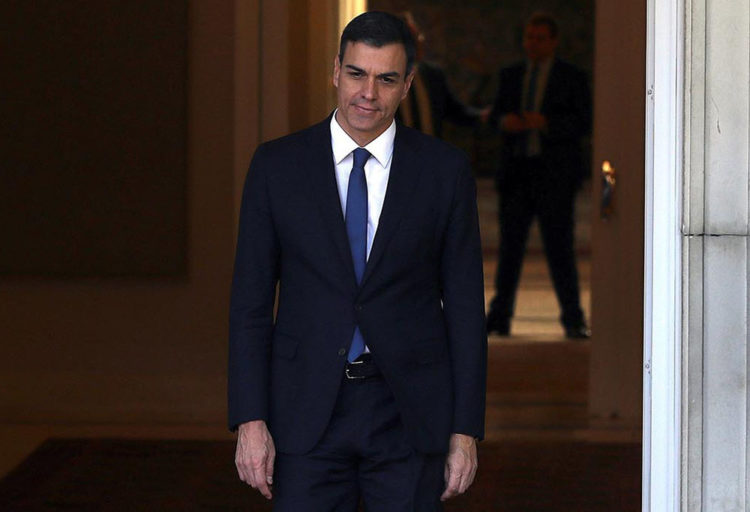 GRAF2808. MADRID, 04/06/2018.- El presidente del Gobierno, Pedro Sánchez, momentos antes de recibir hoy en el Palacio de la Moncloa, al presidente de Ucrania, Petro Poroshenko, en su primer acto oficial tras la toma de posesión de su cargo este sábado. EFE/Ballesteros