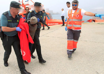 GRAF834. TARIFA (CÁDIZ), 15/06/2018.- Llegada al puerto de Tarifa (Cádiz) de las 307 personas que han sido rescatadas esta madrugada por Salvamento Marítimo cuando viajaban a bordo de 38 pateras en aguas del Estrecho de Gibraltar y tras recuperar los cadáveres de cuatro inmigrantes. EFE/A.Carrasco Ragel