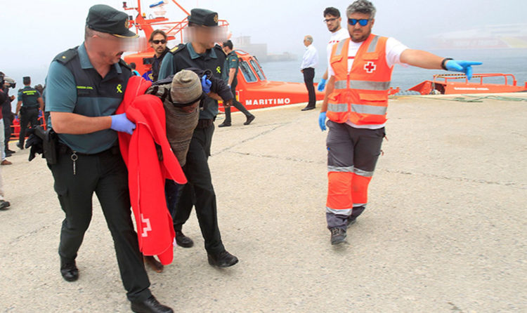 GRAF834. TARIFA (CÁDIZ), 15/06/2018.- Llegada al puerto de Tarifa (Cádiz) de las 307 personas que han sido rescatadas esta madrugada por Salvamento Marítimo cuando viajaban a bordo de 38 pateras en aguas del Estrecho de Gibraltar y tras recuperar los cadáveres de cuatro inmigrantes. EFE/A.Carrasco Ragel