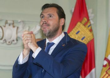 GRA353 VALLADOLID. 13/06/15. El socialista Óscar Puente es investido como alcalde de Valladolid con los votos de los ocho concejales de su partido, los cuatro de Valladolid Toma la Palabra y los tres de Sí Se Puede. EFE/R. GARCÍA