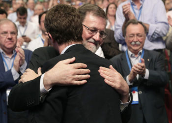 GRAF4632. MADRID, 21/07/2018.- El palentino Pablo Casado, es felicitado por el expresidente Mariano Rajoy, trsa haber sido elegido hoy nuevo presidente del PP al imponerse a Soraya Sáenz de Santamaría en la votación de los compromisarios asistentes al XIX Congreso Nacional del partido. EFE/Zipi