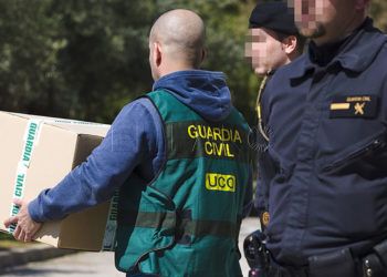 GRA133. MIJAS (Málaga), 24/03/2015.- Agentes de la Guardia Civil retiran documentos del Centro Andaluz de Formación Integral de las Industrias del Ocio (CIOMIJAS), en la Cala de Mijas (Málaga) dentro de la operación en la que se han detenido a 16 responsables políticos de la Junta de Andalucía por su relación con el presunto fraude en los cursos de formación impartidos con fondos públicos. EFE/Jorge Zapata.