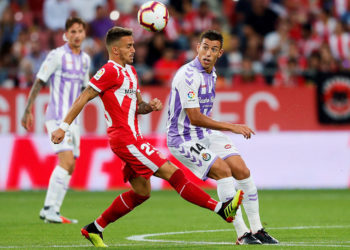 El centrocampista del Girona Aleix Garcia (i) lucha el balón con el marroquí Anuar Mohamed, del Valladolid, durante el primer partido de Liga en Primera división que se juega esta tarde en el estadio Montilivi, en Girona.