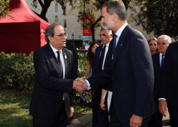 El Rey Felipe VI saluda al presidente de la Generalitat, Quim Torra (i), a su llegada a la plaza de Catalunya para presidir los actos de homenaje a las víctimas en el primer aniversario de los atentados del 17 de agosto en Barcelona y Cambrils. EFE/Casa de S.M. el Rey/Francisco Gómez
