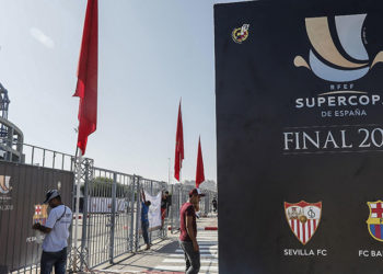 El Estadio Ibn Battuta de Tánger (Marruecos), que ultima sus preparativos para albergar la final de Supercopa de España entre el Barcelona y el Sevilla, que se disputará esta noche. EFE /Jose Manuel Vidal.