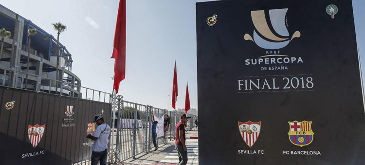 El Estadio Ibn Battuta de Tánger (Marruecos), que ultima sus preparativos para albergar la final de Supercopa de España entre el Barcelona y el Sevilla, que se disputará esta noche. EFE /Jose Manuel Vidal.
