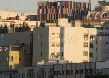puerto deportivo y vistas de edificios