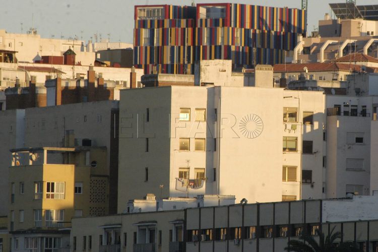 puerto deportivo y vistas de edificios