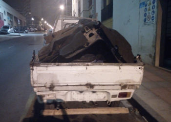 Coche cargado chatarra