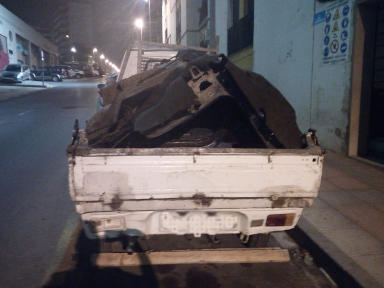 Coche cargado chatarra