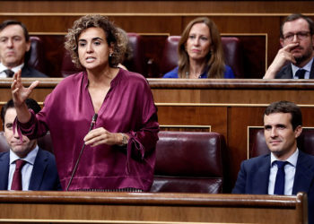La portavoz parlamentaria del PP, Dolors Monserrat, durante su intervención en la sesión de control al Ejecutivo en el Congreso. EFE/Mariscal