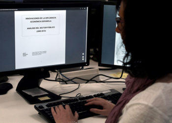 La tesis doctoral del presidente del Gobierno, Pedro Sánchez, ya se puede consultar hoy en Teseo, la base de datos de este tipo de trabajos y dependiente del Ministerio de Educación, Cultura y Deportes, después de que el Gobierno hiciera público un informe en el que superaba los análisis de dos portales dedicados a detectar plagios. EFE/Juan Carlos Hidalgo