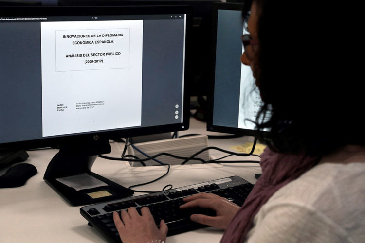 La tesis doctoral del presidente del Gobierno, Pedro Sánchez, ya se puede consultar hoy en Teseo, la base de datos de este tipo de trabajos y dependiente del Ministerio de Educación, Cultura y Deportes, después de que el Gobierno hiciera público un informe en el que superaba los análisis de dos portales dedicados a detectar plagios. EFE/Juan Carlos Hidalgo
