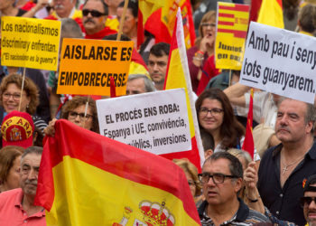 GRAF5472. BARCELONA (ESPAÑA), 12/10/2018.- Miles de personas participan en la movilización con motivo del 12 de octubre, en la que participan dirigentes de los partidos constitucionalistas en Cataluña, así como representantes de Societat Civil Catalana y otras entidades a favor de la unidad de España. EFE/Quique García