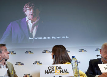 GRAF4283. BARCELONA, 27/09/2018.- Los portavoces de la Crida Nacional per la República, Gemma Geix (c), Ferran Mascarell (d) y Antoni Morral (i), durante la rueda de prensa que han ofrecido hoy en Barcelona en la que han anuncian que el nuevo movimiento independentista impulsado por Carles Puigdemont (fondo), celebrará su convención fundacional el próximo 27 de octubre en Manresa (Barcelona) y se constituirá como partido político a inicios de diciembre, en un congreso constituyente en Barcelona. EFE/Alejandro García