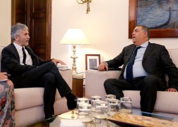 GRAF1069. MADRID, 20/10/2018.- El ministro del Interior, Fernando Grande-Marlaska (i), conversa con su homólogo marroquí, Abdelouafi Laftit (d), durante la reunión que han mantenido hoy en Madrid para abordar principalmente la problemática de la inmigración irregular. EFE/ J.P. Gandul