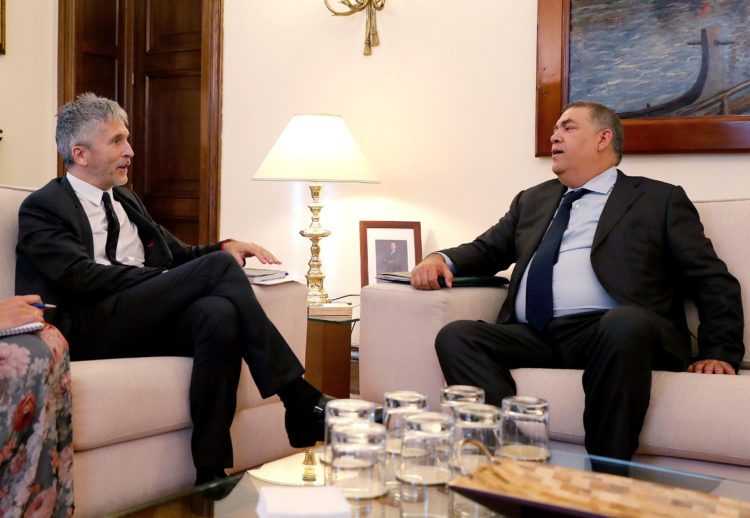 GRAF1069. MADRID, 20/10/2018.- El ministro del Interior, Fernando Grande-Marlaska (i), conversa con su homólogo marroquí, Abdelouafi Laftit (d), durante la reunión que han mantenido hoy en Madrid para abordar principalmente la problemática de la inmigración irregular. EFE/ J.P. Gandul