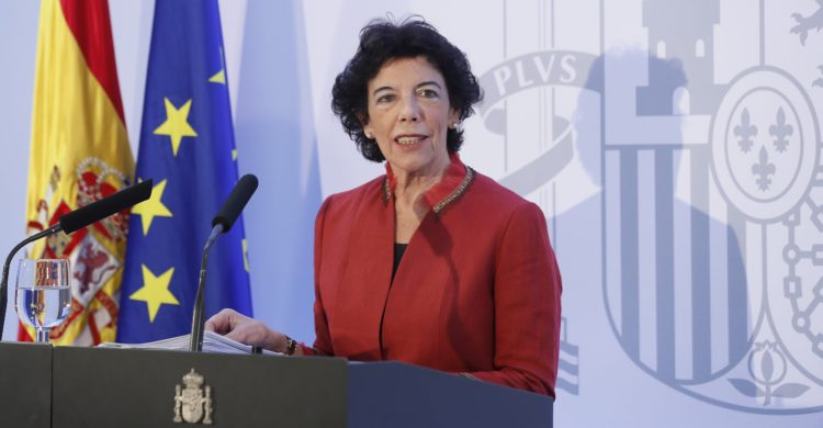 GRAF5487 SEVILLA, 26/10/2018.- La ministra de Educación y Formación Profesional y portavoz del Gobierno, Isabel Celaá, en rueda de prensa tras la reunión del Consejo de Ministros celebrado hoy en Sevilla con el presidente del Ejecutivo, Pedro Sánchez, a la cabeza, la primera vez que se reunen fuera de Madrid desde hace ocho años y en el que se aprobarán medidas para paliar los daños de las lluvias en Andalucía. EFE/José Manuel Vidal