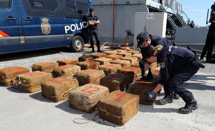 GRAF2930 LAS PALMAS DE GRAN CANARIA. 23.10.18. La Policía ha detenido a diez hombres al apresar en el Atlántico un remolcador de bandera moldava cargado con 1.400 kilos de cocaína con destino a Europa. El remolcador "Breath" ha llegado esta mañana a la Base Naval de Las Palmas escoltado por el buque de la Armada "Rayo", que desplazó a 980 millas de Canarias (1.815 kilómetros) al equipo de operaciones especiales (GEO) que lo asaltó en océano abierto y detuvo a sus diez ocupantes (siete turcos, un georgiano, un ucraniano y un búlgaro).EFE/Elvira Urquijo A.