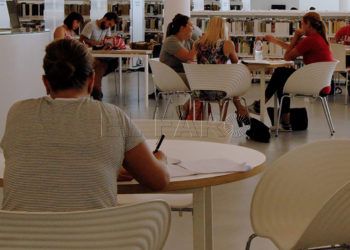 Estudiantes educacion biblioteca