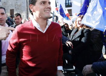 GRAF991. ALSASUA (NAVARRA), 04/11/2018.- El presidente de Ciudadanos, Albert Rivera, a su llegada al acto de la iniciativa "España Ciudadana", impulsada por su partido, que celebra hoy en la localidad navarra un acto de apoyo a la Guardia Civil en el que también intervendrán el escritor Fernando Savater y la víctima de ETA Beatriz Sánchez Seco, entre otros dirigentes políticos. EFE/Villar López