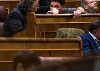 -FOTODELDIA- GRAF3640. MADRID (ESPAÑA), 22/11/2018.- Los portavoces de ERC Joan tardá y Gabriel Rufián (d), hoy en el Pleno del Congreso de los Diputados.- EFE/Emilio Naranjo