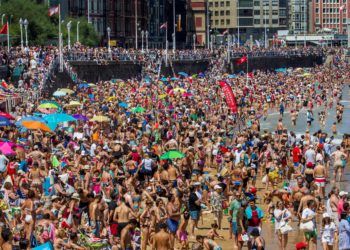GRAF5128. GIJON, 22/07/2018.- Cientos de personas se han acercado hoy a la playa de San Lorenzo de Gijón, para aprovechar las altas temperraturas registradas en la ciudad después de varios dias de lluvias. EFE/Alberto Morante