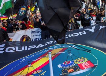 GRAF3515. BARCELONA, 20/01/2018.- Varios de los agentes de Policía Nacional y Guardia Civil, durante la manifestación convocada por la Fundación Jusapol hoy en Barcelona, para exigir la equiparación salarial con el resto de policías autonómicos de España. EFE/ Enric Fontcuberta