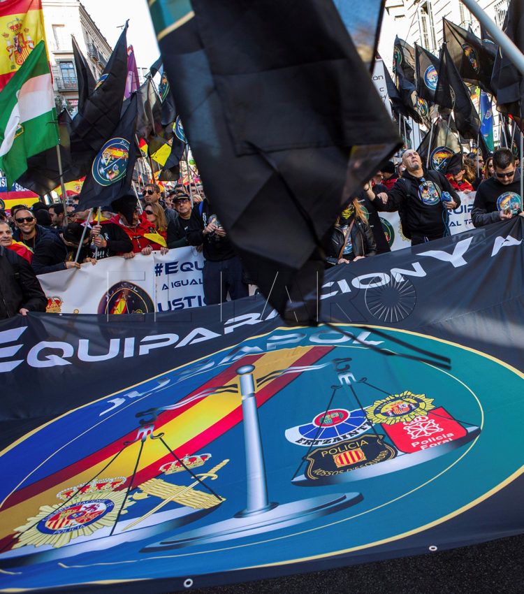 GRAF3515. BARCELONA, 20/01/2018.- Varios de los agentes de Policía Nacional y Guardia Civil, durante la manifestación convocada por la Fundación Jusapol hoy en Barcelona, para exigir la equiparación salarial con el resto de policías autonómicos de España. EFE/ Enric Fontcuberta