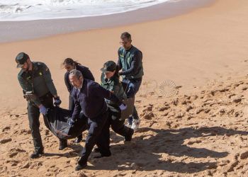 HALLADO OTRO CADÁVER TRAS EL NAUFRAGIO DE UNA PATERA EN CÁDIZ