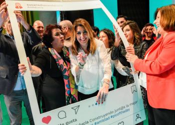 GRAF9354. GRANADA, 15/11/2018.- La secretaria general del PSOE de Andalucía, presidenta de la Junta y candidata a la reelección, Susana Díaz (c), celebra hoy en Granada el acto de inicio de la campaña de las Elecciones Autonómicas del 2 de diciembre. EFE/miguel angel molina