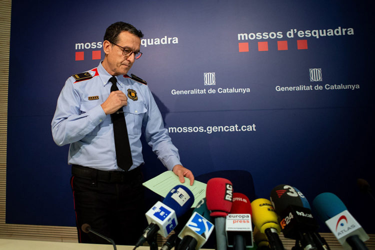 El inspector de los Mossos d'Esquadra Albert Oliva durante la rueda de prensa que ha ofrecido esta mañana para informar de los detalles de la operacion en la que ha sido detenido un vigilante de seguridad, un experto tirador que tenía un arsenal de armas en su domicilio, después de anunciar en un chat de WhatsApp su intención de matar al presidente del Gobierno, Pedro Sánchez, en venganza por la exhumación de los restos de Franco. EFE/Enric Fontcuberta