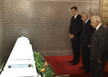 El presidente del Gobierno español, Pedro Sánchez (3d), durante la visita que realizó al Mausoleo de Mohamed V tras su llegada esta mañana a Rabat. EFE/Ballesteros
