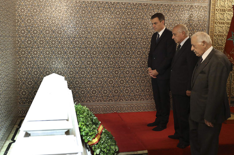 El presidente del Gobierno español, Pedro Sánchez (3d), durante la visita que realizó al Mausoleo de Mohamed V tras su llegada esta mañana a Rabat. EFE/Ballesteros