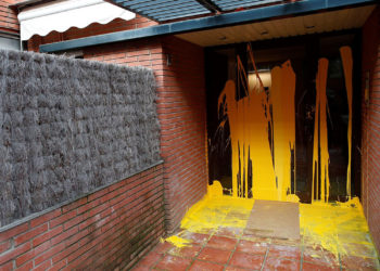 La organización juvenil de la Esquerra Independentista, Arran, ha pintado de amarillo la entrada de la vivienda que el juez del Tribunal Supremo Pablo Llarena tiene en Sant Cugat del Vallés (Barcelona).La entidad, situada en la órbita de la CUP ha reivindicado la acción con la que pretende "señalar al juez Llarena como máximo símbolo de la represión al independentismo". EFE/ Alejandro Garcia.