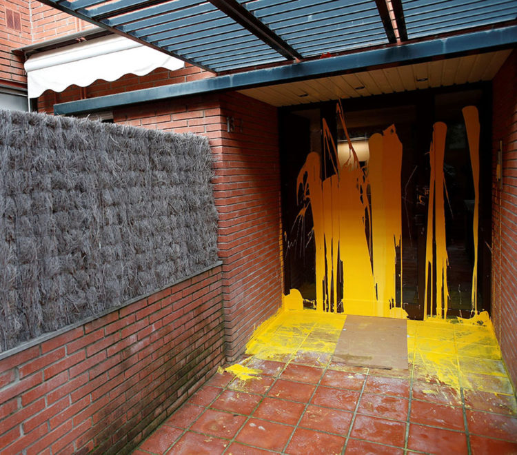 La organización juvenil de la Esquerra Independentista, Arran, ha pintado de amarillo la entrada de la vivienda que el juez del Tribunal Supremo Pablo Llarena tiene en Sant Cugat del Vallés (Barcelona).La entidad, situada en la órbita de la CUP ha reivindicado la acción con la que pretende "señalar al juez Llarena como máximo símbolo de la represión al independentismo". EFE/ Alejandro Garcia.