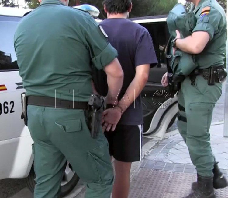 GRA080. MADRID, 12/09/2014.- Fotografía facilitada por la Guardia Civil que ha desarticulado una red que robaba vehículos de alta gama en la comunidad madrileña para su comercialización en Marruecos y Bulgaria en una operación desarrollada en Madrid, Sevilla, Málaga, Ceuta y Melilla, con 26 detenidos, de ellos 19 españoles, cinco búlgaros y dos marroquíes. EFE/