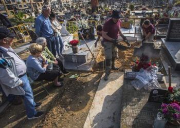 VALENCIA 18 4 2017 Poitica  MEMORIA HISTORICA Varios familiares de represaliados franquistas asisten al inicio de los trabajos de excavacion y exhumacion de la fosa numero 82 del cementerio de Paterna  Valencia   donde se esperan encontrar los restos de 20 personas desaparecidas durante la Guerra Civil  FOTO MIGUEL LORENZO
