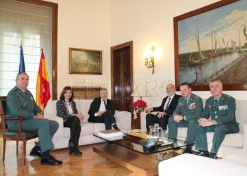 Blázquez a la derecha de la foto, posando, entre otros, junto a Grande Marlaska