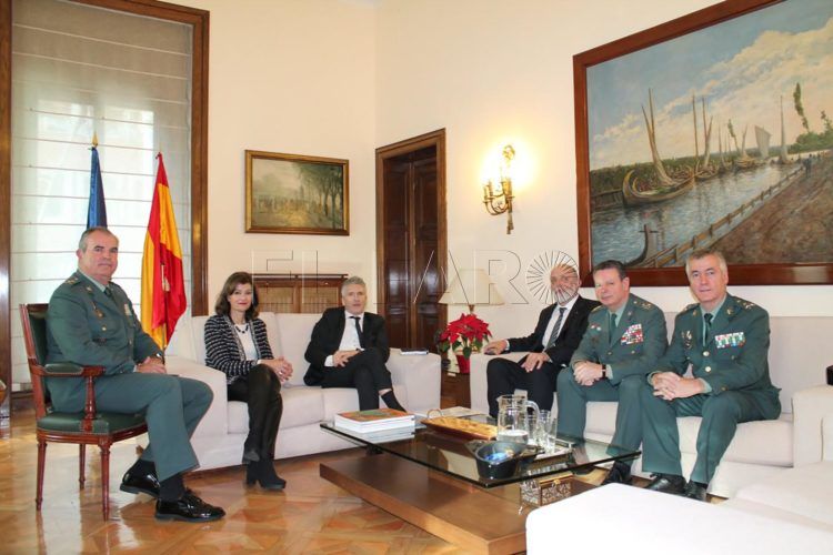 Blázquez a la derecha de la foto, posando, entre otros, junto a Grande Marlaska