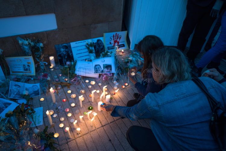 Rabat (Morocco), 22/12/2018.- A person lights candles as others hold placards during a vigil for the two Scandinavian hikers, who were killed in Morocco's High Atlas mountains, outside the Danish Embassy in Rabat, Morocco, 22 December 2018. According to media reports, four Moroccan nationals arrested on suspicion of having been involved in the deaths of two female Scandinavian tourists appear on a video as they pledge their loyalty to the Islamic State terror organization. The bodies of Maren Ueland from Norway and Louisa Vesterager Jespersen from Denmark were found nearby a village by a popular trekking area in the Atlas Mountains. (Dinamarca, Marruecos, Noruega) EFE/EPA/JALAL MORCHIDI